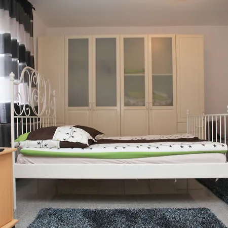 White House Ehrenfeld Apartament *