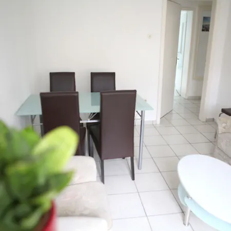 White House Ehrenfeld Apartament *